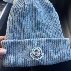 Moncler mössa - Helt ny aldrig använd, EJ ÄKTA! 