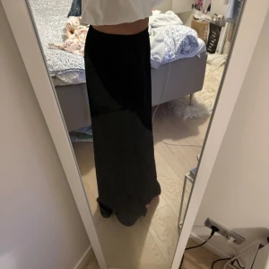 Långkjol - Näst intill oanvänd kjol från Gina i storlek XS💘 Jag på bilden är 170😇