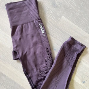 Tights från gymshark  - Använda men i bra skick. Vet tyvärr inte storlek men skulle gissa på strl M
