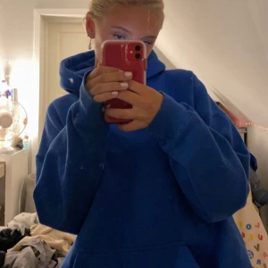 Blå hoodie - Säljer min blåa hoodie, jätte mysig och fluffig luva, finns snöre till luvan som medföljer som jag tagit ut sen tidigare💙💙(alla bilder är mina)