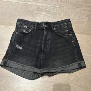 Fina jeansshorts i färgen svart/grå. Snygga men tyvärr för små för mig, hålen som är i shortsen är gjorda för att vara där. Fläckfria. I storleken 34💘