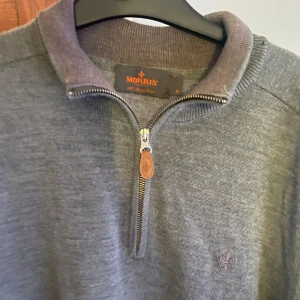 Morris half zip - Morris half zip 100% merinoull. Nypris runt 1700kr. Hyfsat bra skicka det ända man kan klaga på är att den är nopprig och har ett ytterst litet hål på kragen. Säljer då jag hitta den i garderoben efter ett tag och märkte att jag har växt ur den