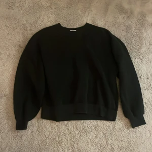Svart sweatshirt  - Svart sweatshirt från Gina Tricot