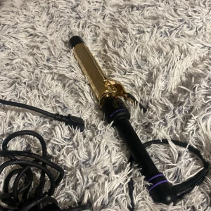Locktång - Säljer min hot tools locktång. Köpte den för ungefär 1200 kr och säljer för 550 kr. Den är jättebra, man kan välja värme själv, funkar bra på alla olika hårtyper och man får väldigt fina lockar.