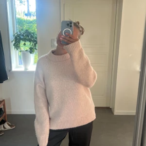 Ljusrosa stickad tröja - jätte fin rosa stickad tröja! Använt max 2 gånger så den ser som ny ut💕Den är ganska stor i storlek, jag brukar i vanliga fall ha S/ M i stickade tröjo och denna är också lite stor på mig.  Pris kan absolut diskuteras!