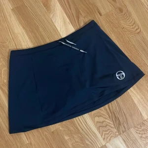 Tennis kjol - Super skön och fantastisk tennis kjol för alla tennistjejer där ute!!🫶🏻 Storlek M, aldrig använt 🥹