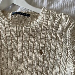 Kabelstickad Ralph Lauren tröja - Kabelstickad tröja från Ralph Lauren i en krämvit färg.  🧡 Storlek M  🧡 100% Bomull 🧡 Använd men i mycket fint skick, inga anmärkningar. 