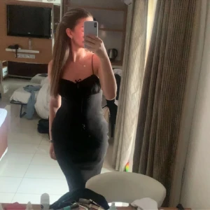 Gina tricot klänning - Säljer denna fina klänning ifrån Gina tricot 