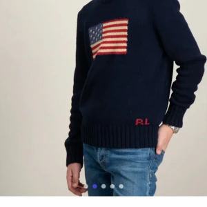 Ralph lauren USA knit - Säljer en fet Ralph lauren tröja. Den är fräsch och är lätt att stila. kostar 2100 nypris. Jag är 175 och är ganska stor och den passar bra.lä