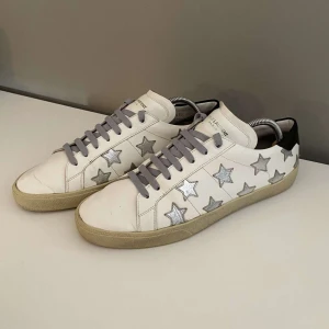 Yves Saint Laurent  - Skick: 9/10 lite små skarvor inuti och utanpå! Storlek: 43. Hör av er för fler frågor, mvh Modul!