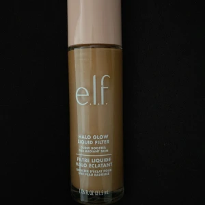 Elf halo glow liquid filter - färgen ”tan deep” . Tyvärr inte min färg, men de är så fin o lägger sig perfekt på ansiktet!! Kmr köpa denna fast i en ljusare färg!! Så värt!! Jag har testat den 2 ggr inte mer! Den är helt som ny nästan❤️