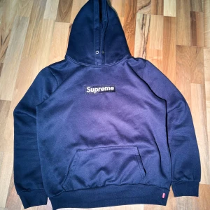 Svart Supreme hoodie / L - Har använt den flera gånger, säljer den eftersom den är för stor för mig. ( Original pris ca 5000 kr )