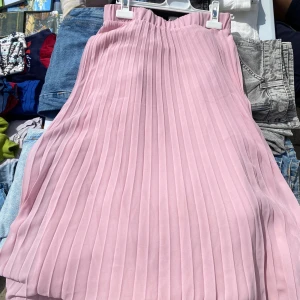 Kjol - En ros jätte fin kjol i storlek 36