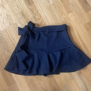 Mini kjol  - Kort kjol från zara som man knyter i midjan💕