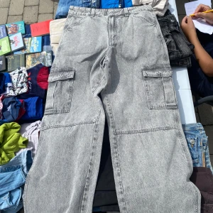 Cargo jeans  - Helt nya, oanvända, från h&m i grå färg. Storlek 38. Lite baggy