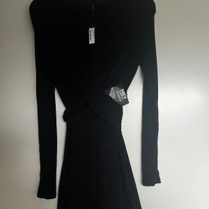 Klänning  - Super fin klänning som jag aldrig har använt, lappen sitter kvar ✨ Storlek 34 🫶🏽 Bara att hör av sig om ni vill ha fler foton 💞