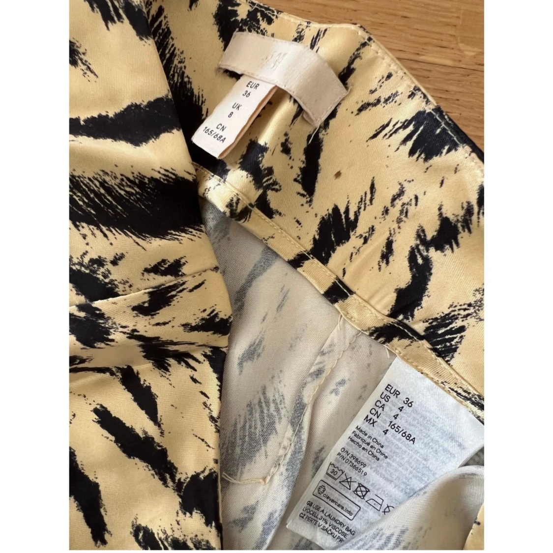 H&M Trend kjol i satin midikjol lyocell viskos 36 nyskick slutsåld gul svart - 91