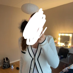 Super snygg kofta - Super fin kofta som passar bra med ett par svarta jeans som man också kan hitta på min profil och ett vitt linne😍