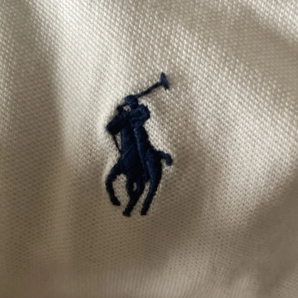 Denna polo’n är i storlek XS men passar ungefär 150-162 och den är jätte slimfit. Annars väl omhändertagen bra och luftig. Skriv för mer info.. Toppar.