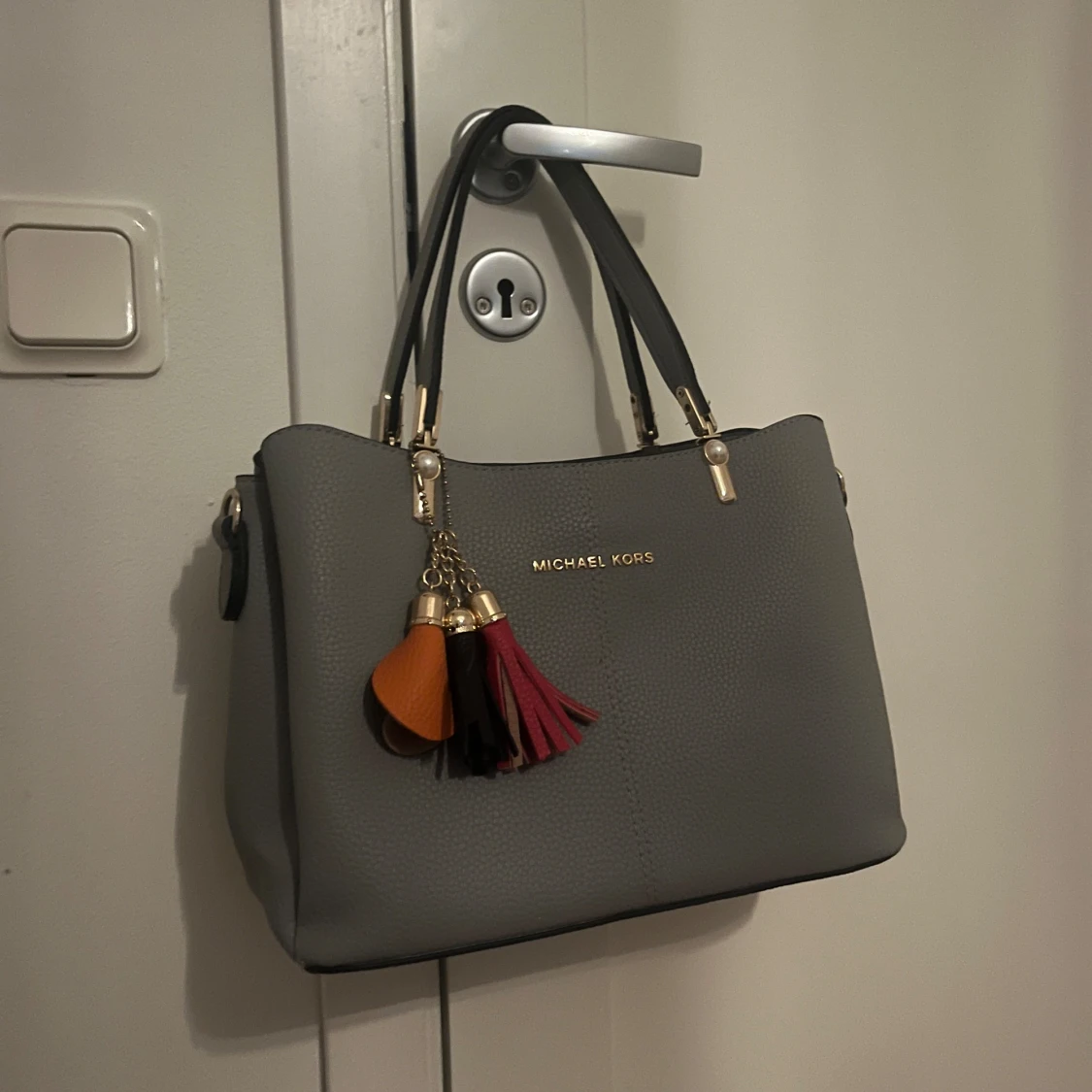 Oanvänd Michael Kors väska - 90