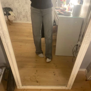 Gråa zara jeans - Säljer dessa gråa zara jeans som tyvär aldrig blivit använda💞