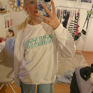 sweatshirt  - gullig sweatshirt från stories😁💗