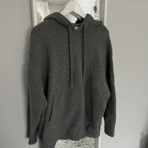 Stickad hoodie - Stickad hoodie från zara i stl xs-s, aldrig använd 