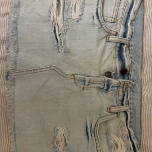 Skitsnygg jeanskjol - Assnygg jeanskjol med revor🥰midjemått:39cm