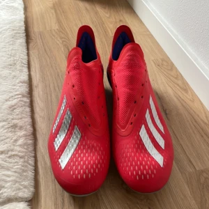 Adidas Fotbollskor - Knappt använda i storlek 44.