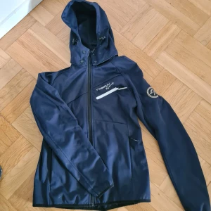 Softshell jacka - Softshell ridjacka i marinblå. Storlek 158/164. Passar även XS
