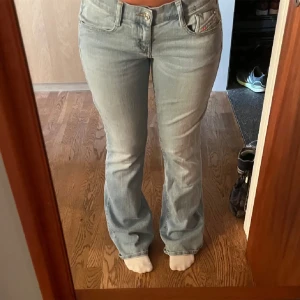 lågmidjade jeans - Diesel jeans köpta på plick! midjemått, 39 mått över låret, 25🙏💓