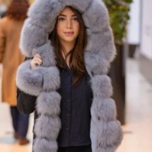 Vinter jacka  - Säljer nu min jacka från garoff som kostar 5 999, nypris den är i bra kick och använd 2,3 gånger på grund av att det inte passade mig jackan har en mjuk äkta päls skulle kunna byta ut mott en annan jacka också som är vid samma pris och i bra kick.