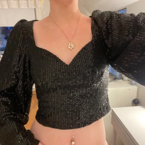 Gina paljett topp - Super söt topp, perfekt nyårs topp, har användt den en gång på nyår. Men inget som kommer till användning längre. Köpt på Gina tricot.