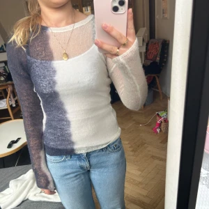 Tröja Weekday - Säljer denna trendiga tröja från Weekday, storlek S 💕