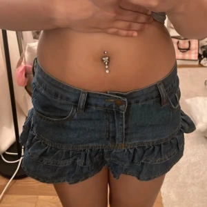 Jeanskjol med volang - Säljer denna fina jeanskjol med volang 