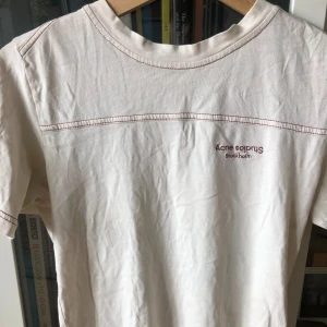Acne studios t-shirt - Säljer en Acne studios t-shirt för att den är för liten, tröjan är i bra skick men fortfarande använd. Skriv om ni har frågor
