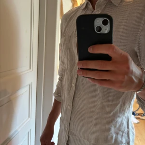 Arket skjorta - Mycket snygg Arket skjorta. Helt ny med prislapp. Nypris 690kr. Storlek 46, modellen på bilden är 189cm och väger 80kg.