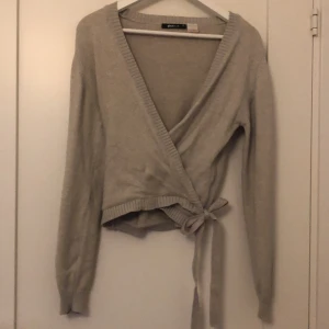 Stickad tröja  - Fin stickad beige tröja som man knyter vid sidan.💗Tröjan är i storlek xs men för mig var den ganska stor så skulle säga att den passar som s också.