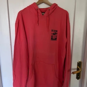 Vans Off The Wall Hoodie - En mjuk & ganska tunn hoodie. Den ör ett par år gammal och använd några gånger, den har ett par märken vid fickan som det finns bild på. Stor i storleken.