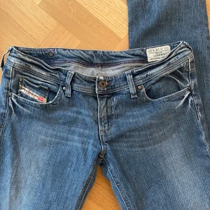 Diesel jeans  - Low waist. Så snygga retro Diesel. Midjan c:a 40 cm  och innerben 84 cm 