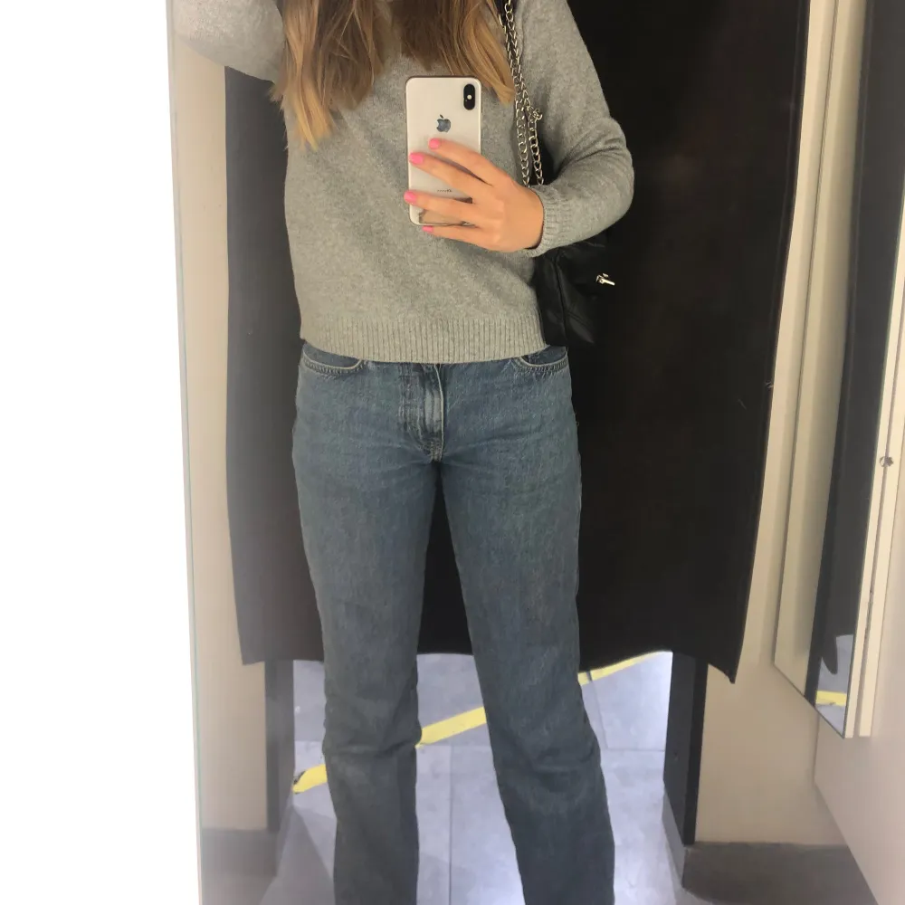 Säljer dessa underbara jeansen från bikbok! De har inga defekter. De är stretchiga så skulle säga att de passar någon som bär 32-36 i jeans🫶. Jeans & Byxor.