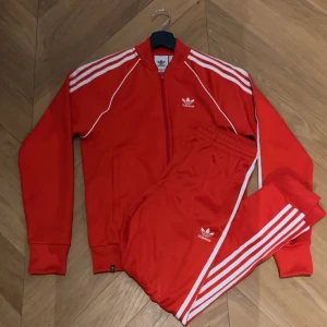Adidas tracksuit - Säljer nu denna röda Adidas tracksuit i nyskick. Den har inte kommit till användning, säljer därför den. Den är i storlek XS