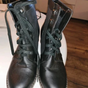 Kängor  - Storlek 39 Fint skick 