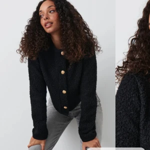 Svart kofta  - Svart kofta från Gina i storlek xs använd 2 gånger och är som ny tog bilderna lite snabbt bara så skriv gärna för böttre bilder priset går att diskutera ❤️