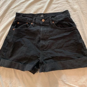 Svarta jeansshorts💗 - Jag säljer dessa svarta jeansshorts i storlek M💗 dessa har använts några gånger men är ändå i väldigt bra skick utan några defekter!💖
