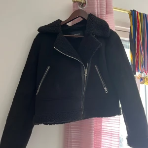 Svart jacka 🖤 - Super tjusig svart jacka perfekt för antigen hösten eller våren! Köpt från Stradivarius storlek S  Använd ett par gånger. Material ull och mocka 