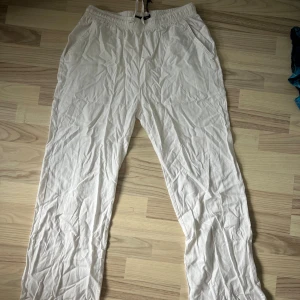 Linnebyxor  - Populära Vita linnebyxor från lager 157 som jag aldrig använt. Prislappen sitter fortfarande kvar.