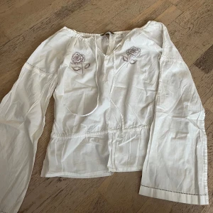 Vit blus med stora ärmar  - Vit blus med stora ärmar från H&M, xs men passar även en S