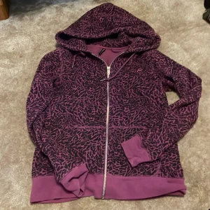 Lila/svart zipup  - Snygg Lil/svart mönstrad zipup med mjukt innertyg. Köpt secondhand och använd någon enstaka gång pga fel stlk 💕