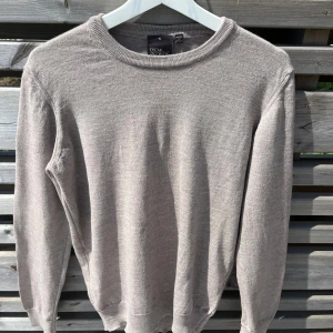 Oscar Jacobson stickad tröja - Stilren stickad tröja från Oscar Jacobson! Den är i fint skick, hör av er vid frågor